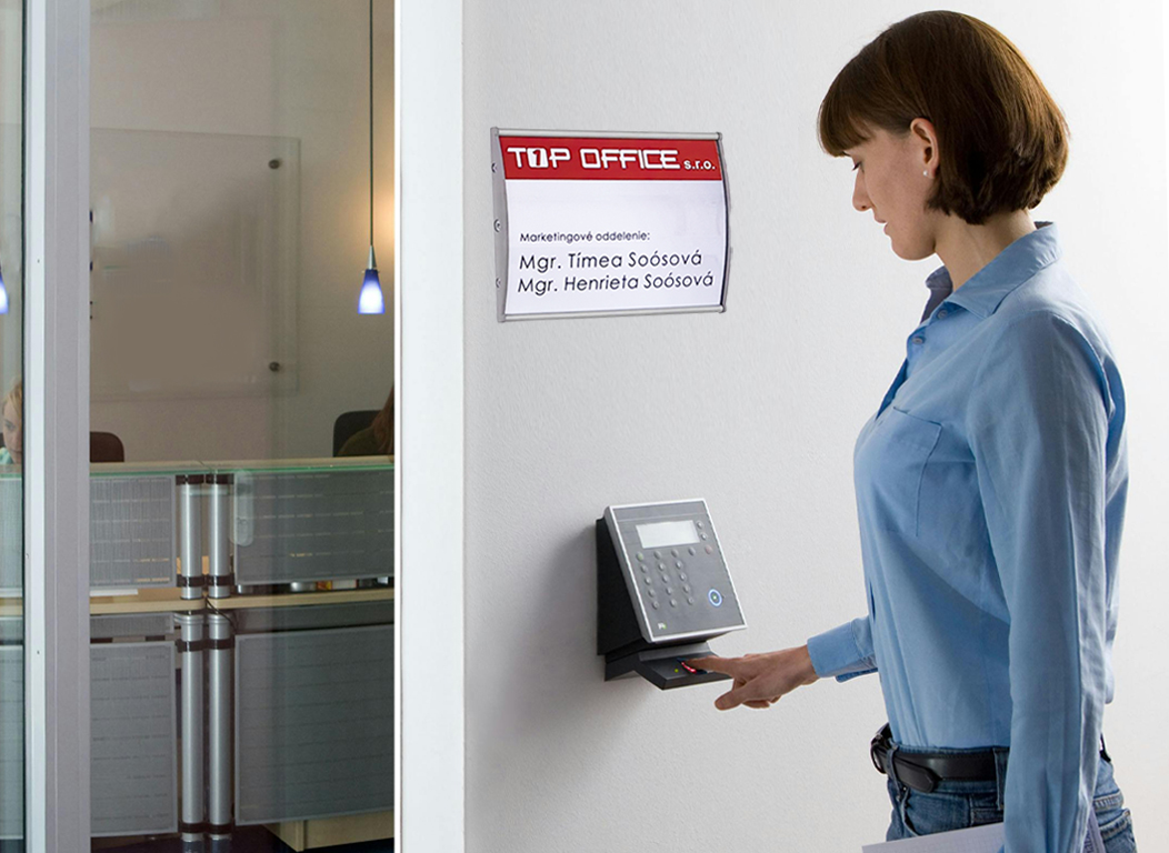 Menovky ku dverám - zásuvné